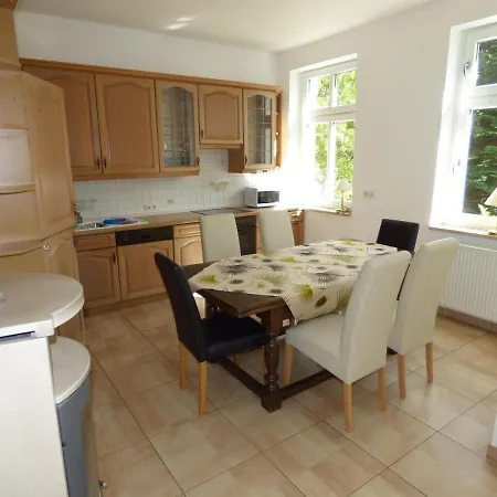 Grosse-ferienwohnung-wa2-100qm-im-erdgeschoss-der-villa-walhall-in-einem-parkaehnlichen-garten