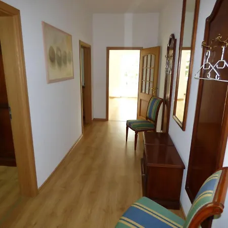 아파트 Grosse-ferienwohnung-wa2-100qm-im-erdgeschoss-der-villa-walhall-in-einem-parkaehnlichen-garten