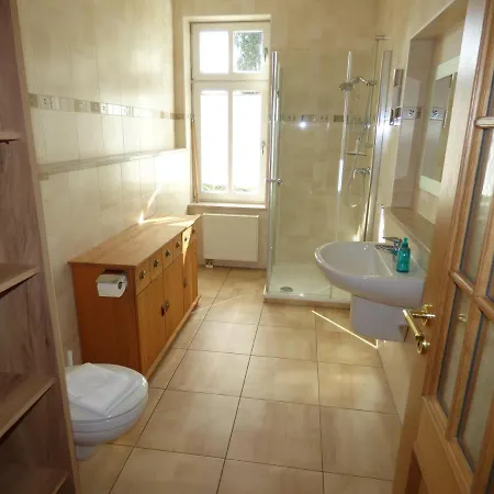 Grosse-ferienwohnung-wa2-100qm-im-erdgeschoss-der-villa-walhall-in-einem-parkaehnlichen-garten *