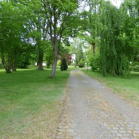 Grosse-ferienwohnung-wa2-100qm-im-erdgeschoss-der-villa-walhall-in-einem-parkaehnlichen-garten Апартаменти Sellin (Rugen)