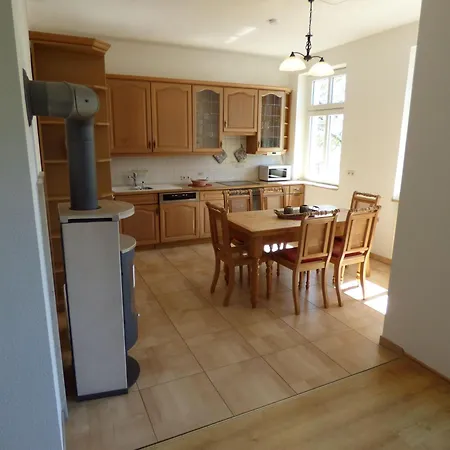Grosse-ferienwohnung-wa2-100qm-im-erdgeschoss-der-villa-walhall-in-einem-parkaehnlichen-garten Apartamento Sellin (Rugen)