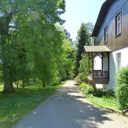 Grosse-ferienwohnung-wa2-100qm-im-erdgeschoss-der-villa-walhall-in-einem-parkaehnlichen-garten Apartamento Sellin (Rugen)