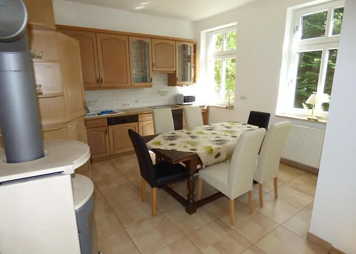 Grosse-ferienwohnung-wa2-100qm-im-erdgeschoss-der-villa-walhall-in-einem-parkaehnlichen-garten