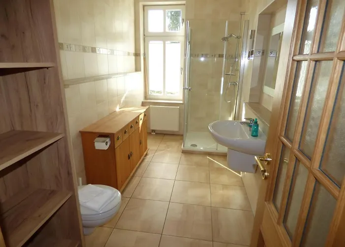 Grosse-ferienwohnung-wa2-100qm-im-erdgeschoss-der-villa-walhall-in-einem-parkaehnlichen-garten *