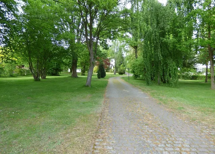 Grosse-ferienwohnung-wa2-100qm-im-erdgeschoss-der-villa-walhall-in-einem-parkaehnlichen-garten Апартаменти Sellin (Rugen)